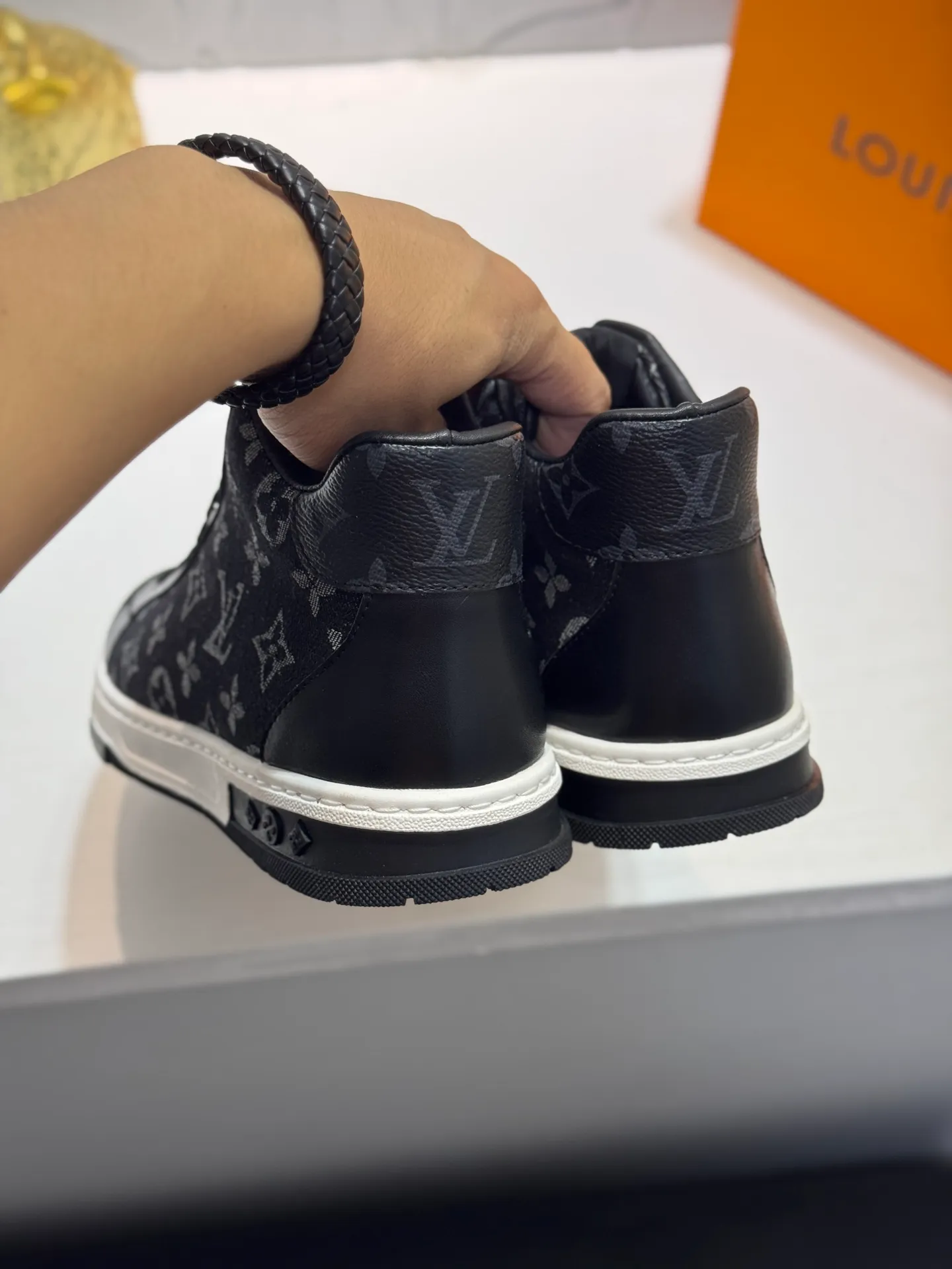 Men's shoes 💰420 [New style] 🐛🐛Top original order - Louis Vuitton®️ Trendy and fashionable yet low-key men's casual shoes, uppers made of LV denim spliced ​​with cowhide, comfortable and breathable, sheepskin lining, original rubber outsole, two colors available ~ a must-have for stylish men. Size: 38-44 (45 customized